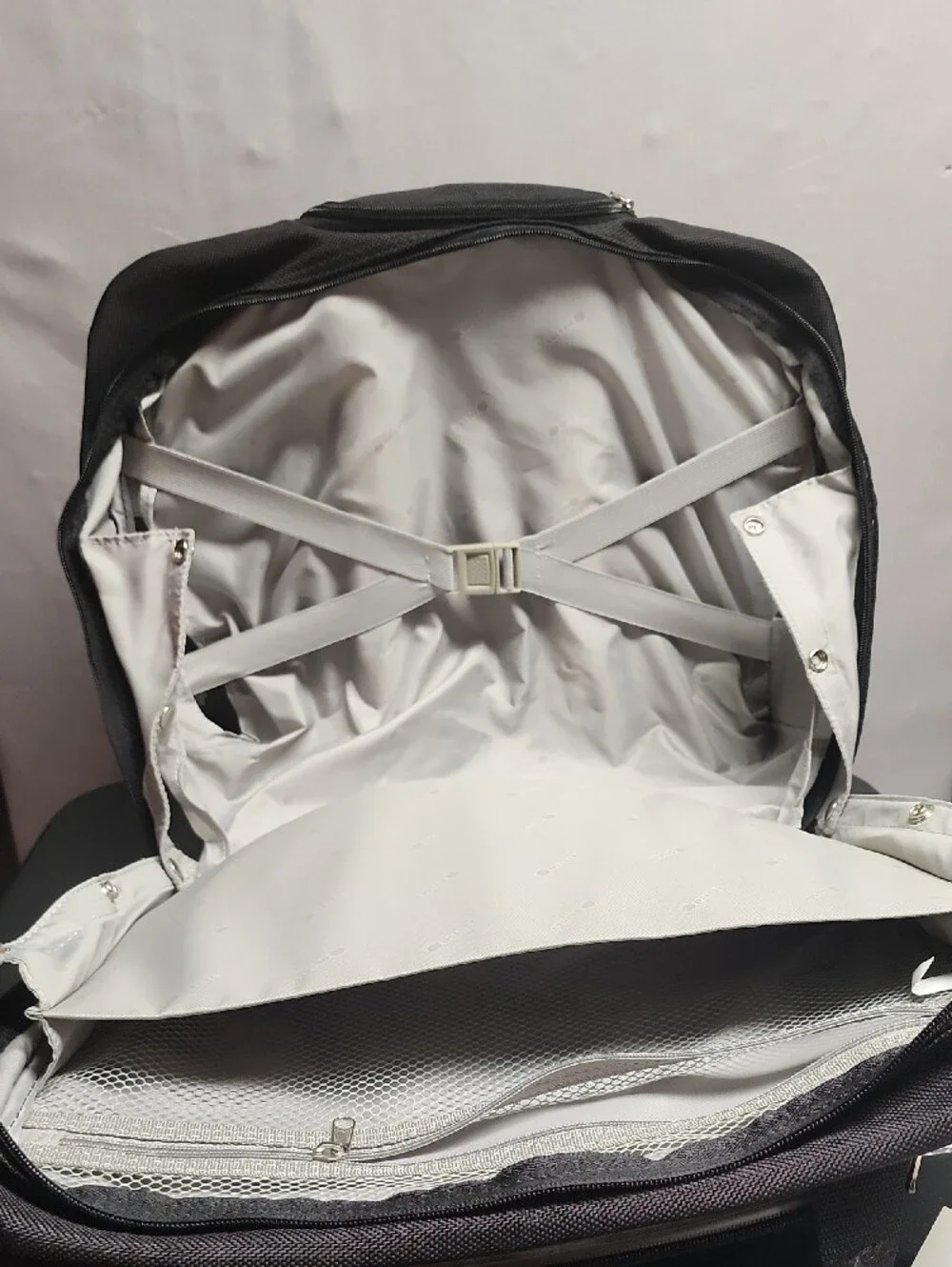 Delsey London Absoulte Black Rolling Trolly Tote